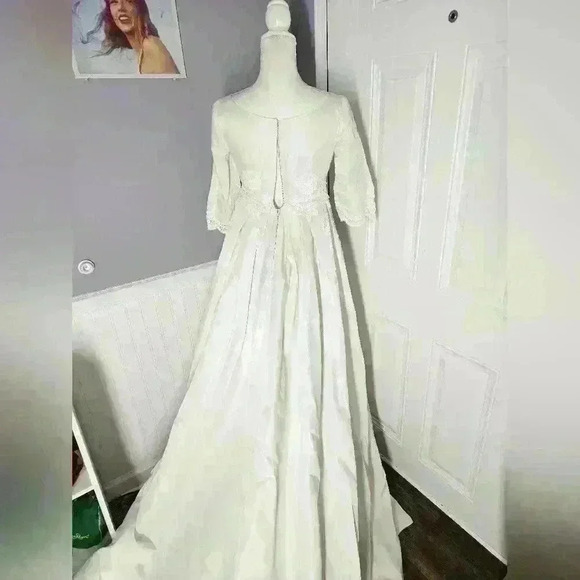 Vintage 1970s Wedding Dress with train size small - Picture 2 of 5